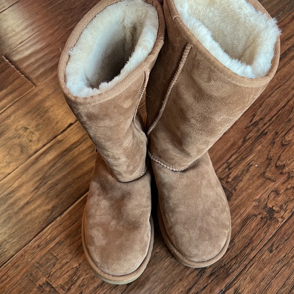 Like New! Uggs boots size 6 - Picture 5 of 9